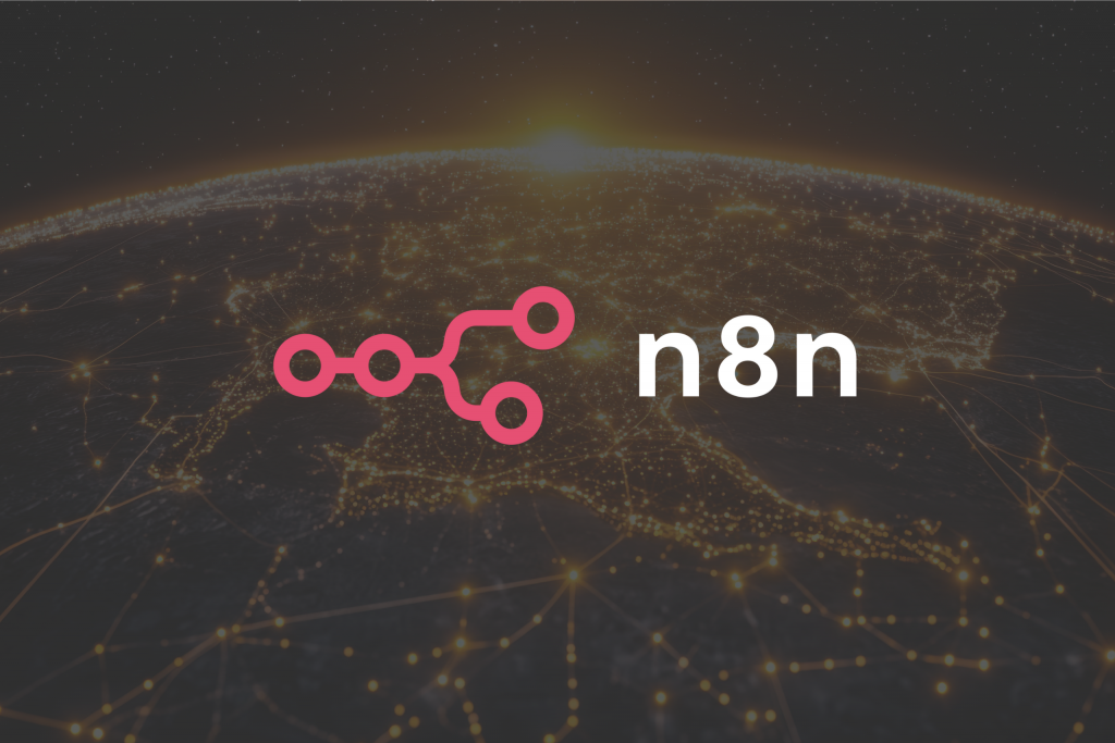 Grafik mit n8n-Logo, dargestellt vor einem abstrakten technischen Hintergrund aus Netzwerken und Datenverbindungen in Graustufen und Orangeakzenten, visualisiert als Hinweis auf eine Sicherheitslücke (CVE-2025-68613) im Automatisierungswerkzeug n8n.