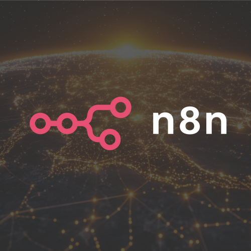 Grafik mit n8n-Logo, dargestellt vor einem abstrakten technischen Hintergrund aus Netzwerken und Datenverbindungen in Graustufen und Orangeakzenten, visualisiert als Hinweis auf eine Sicherheitslücke (CVE-2025-68613) im Automatisierungswerkzeug n8n.